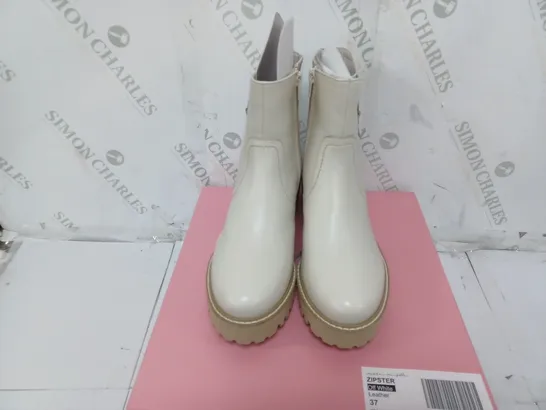 BOXED PAIR OF MODA IN PELLE ZIPSTER LEATHER BOOTS IN OFF WHITE SIZE 4