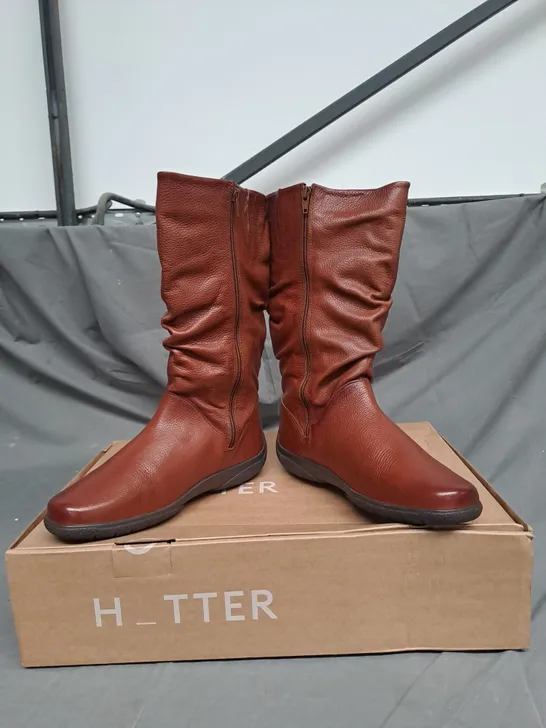 BOXED PAIR OF HOTTER DERRYMORE LEATHER BOOTS IN RICH TAN SIZE 7