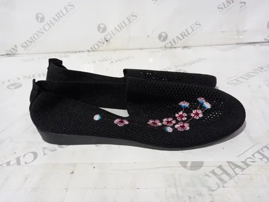 BLACK FLORAL PUMPS SIZE 39