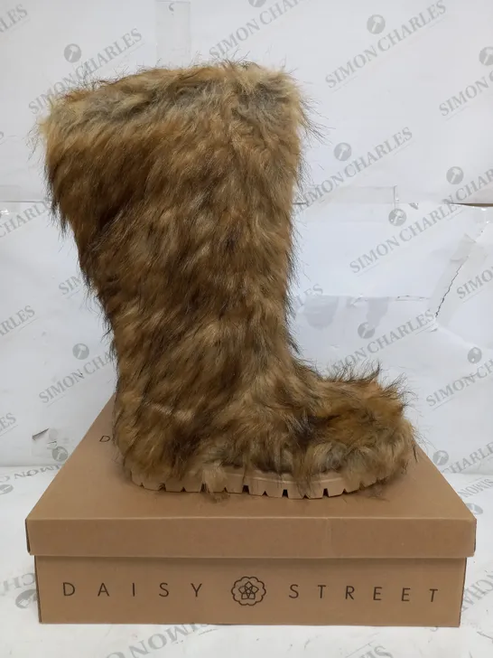 BOXED PAIR OF DAISY STREET FUR BOOTS - UK 6