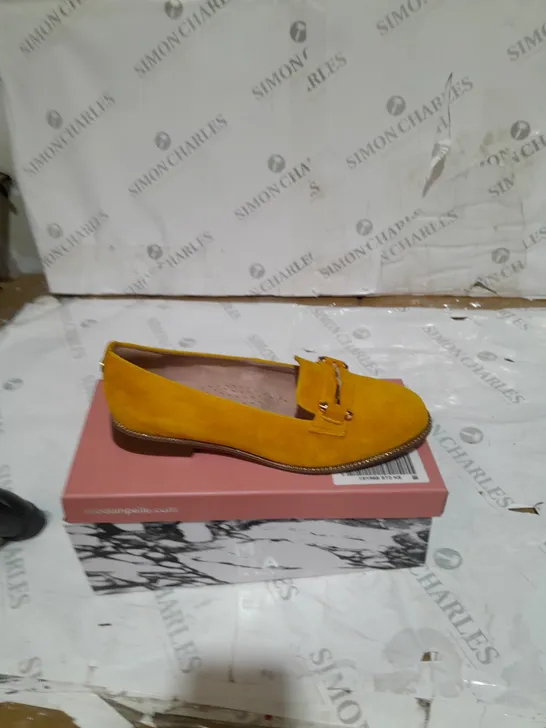 BOXED WAYLEN SHOES MUSTARD SIZE 39 EU