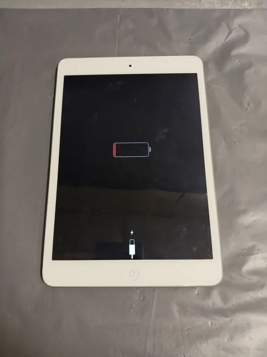 APPLE IPAD MINI 2 TABLET IN WHITE/SILVER