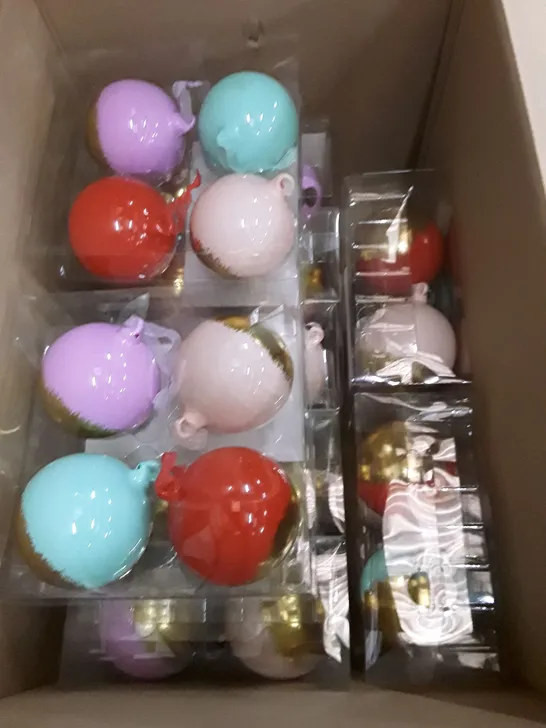 BOX CONTAINING APPROXIMATELY 9 BRAND NEW BOXED GLASS BAUBLE 4PKS