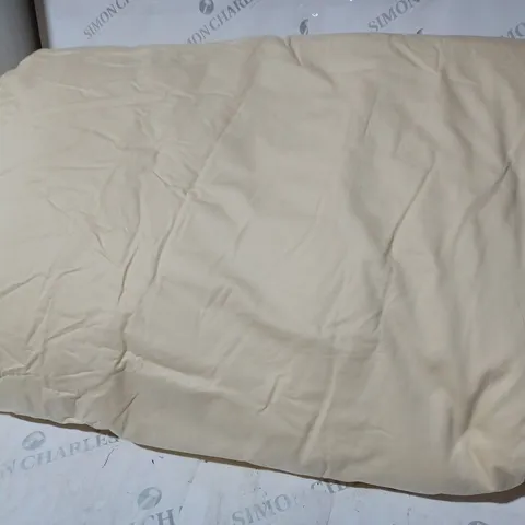 DUVET IN PALE PASTEL YELLOW 