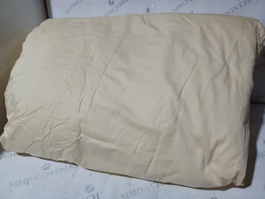 DUVET IN PALE PASTEL YELLOW 