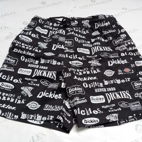 DICKIES A0P SHORTS IN BLACK - MEDIUM