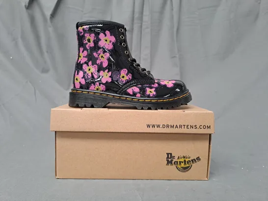 BOXED PAIR OF DR MARTENS 1460 T KIDS BOOTS IN BLACK W. PINK FLORAL PATTERN UK SIZE 9