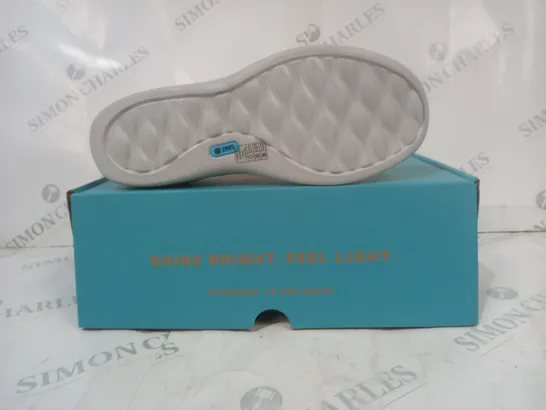 BOXED PAIR OF BZEES SHOES IN LIGHT GREY W. GLITTER EFFECT SIZE 7