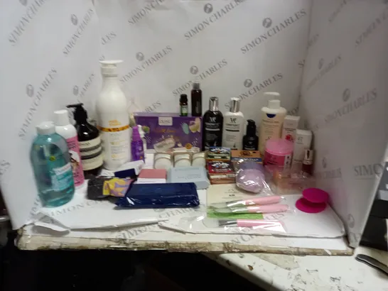 BOX OF ASSORTED COSMETICS TO INCLUDE THE BODY SHOP, WATERMANS, THE ORDINARY ETC 