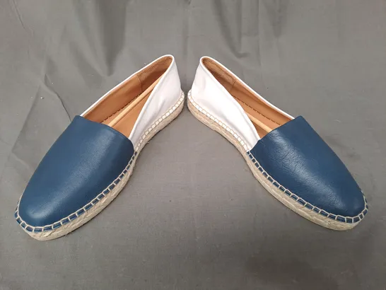 BOXED PAIR OF DRILLES TWO-TONE SLIP-ON SHOES IN WHITE/BLUE EU SIZE 41