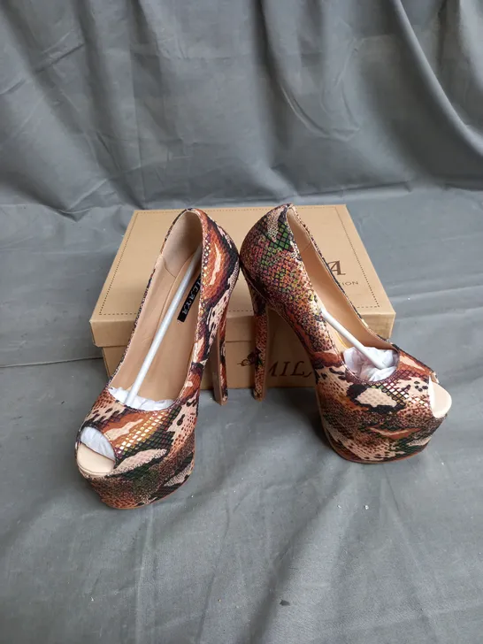 BOX OF APPROX 12 PAIRS OF OPEN TOE HEELS IN CAMEL - VARIOUS SIZES