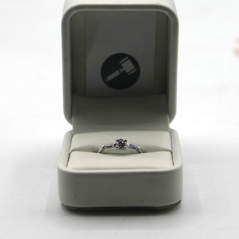 DESIGNER PLATINUM SOLITAIRE RING SET WITH A DIAMOND TO CENTRE & A BAGUETTE TO EACH SHOULDER