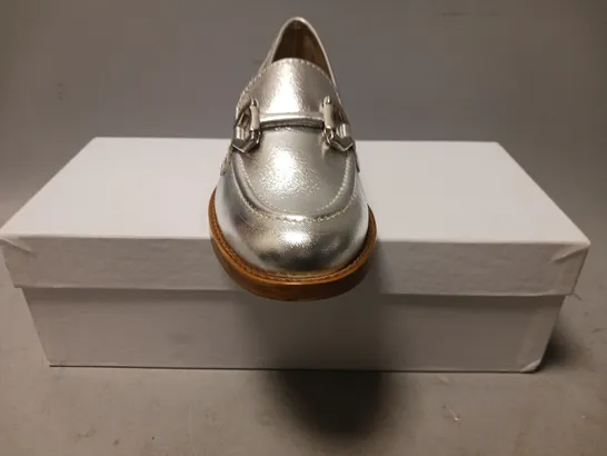 BOXED PAIR OF MODA IN PELLE ELSBETH COVERED SNAFFLE SMART LOAFERS IN METALLIC SILVER EU SIZE 38