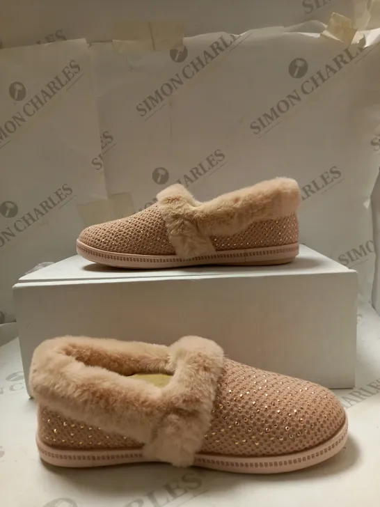 BOXED PAIR SKECHERS COZY SLIPPERS IN LIGHT PINK SIZE 3