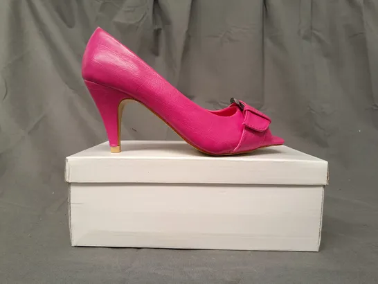 BOXED PAIR OF DESIGNER OPEN TOE MID HEELED SHOES IN FUCHSIA EU SIZE 36