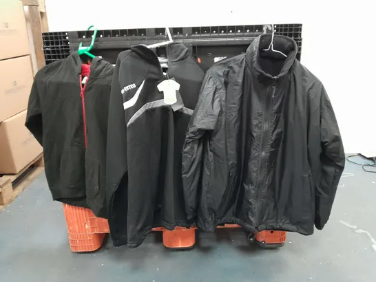 LOT OF APPROX 10 ITEMS OF CLOTHING TO INCLUDE QUARTER ZIP JACKET , COAT , ETC