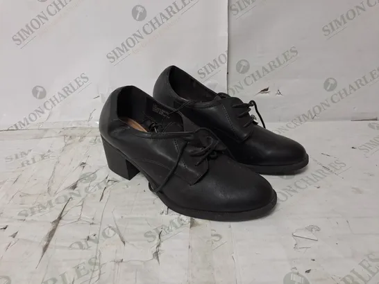 APPROXIMATELY 10 PAIRS OF UNBOXED GEORGE FABULOUS FOOTWEAR HEELED SUIT SHOES IN BLACK - VARIOUS SIZES 