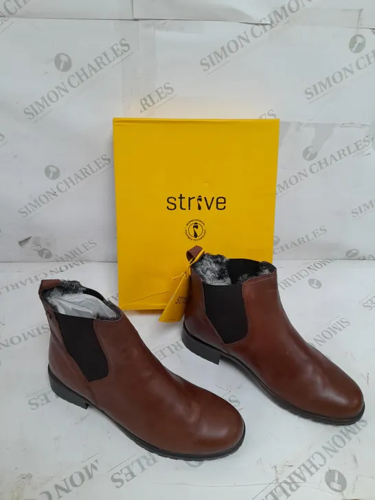 BOXED PAIR OF STRIVE WINDSOR BOOTS TAN SIZE 6 