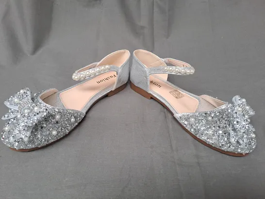 BOXED PAIR OF DESIGNER CLOSED TOE FLAT SHOES IN METALLIC SILVER W. SEQUIN & PEARL DETAIL EU SIZE 36