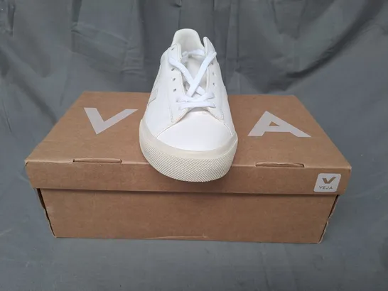 BOXED PAIR OF VEJA CAMPO SNEAKERS IN WHITE UK SIZE 6