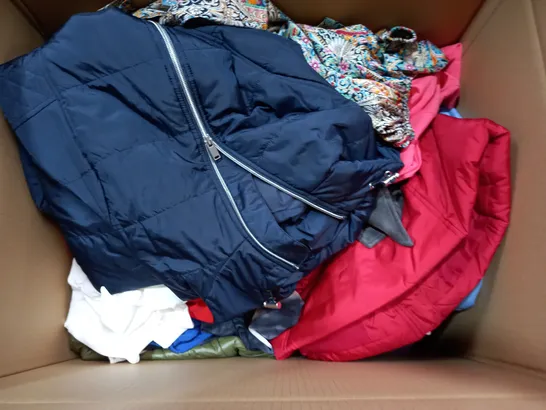 BOX OF APPROXIMATELY 20 ASSORTED CLOTHING ITEMS TO INCLUDE TOPS, DRESSES, PANTS ETC