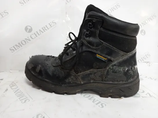 BOXED PAIR OF SKETCHERS WATERPROOF BOOTS BLACK SIZE 11