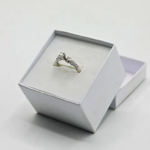 18CT WHITE GOLD RING SET WITH NATURAL DIAMONDS TO CENTRE AND SHOULDERS