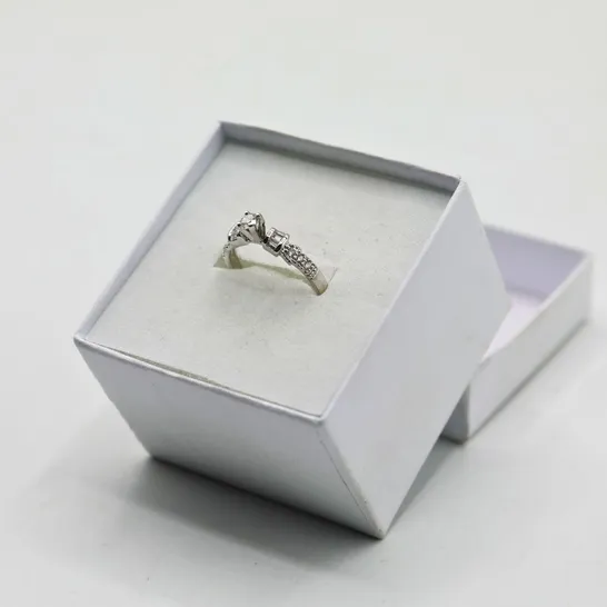 18CT WHITE GOLD RING SET WITH NATURAL DIAMONDS TO CENTRE AND SHOULDERS