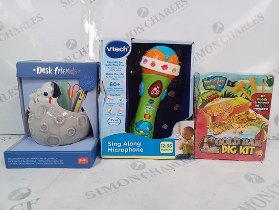 BOX OF APPROXIMATELY 20 ASSORTED TOYS AND GAMES TO INCLUDE DIGGIN' IT GOLD BAR DIG KIT, VTECH SING ALONG MICROPHONE, DESK FRIENDS CERAMIC PEN HOLDER, ETC