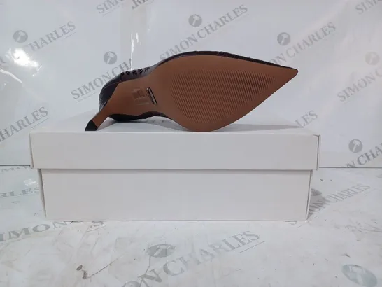 BOXED PAIR OF REISS CLOVER LIZARD SLIP-ON HEELS IN POMEGRANATE SIZE 4