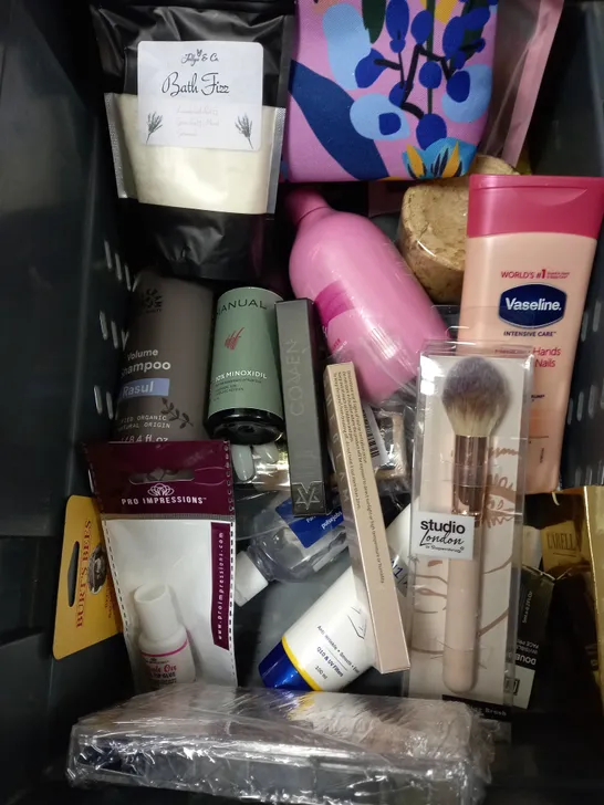 ASSORTED COSMETICS APPROX. 20 ITEMS 