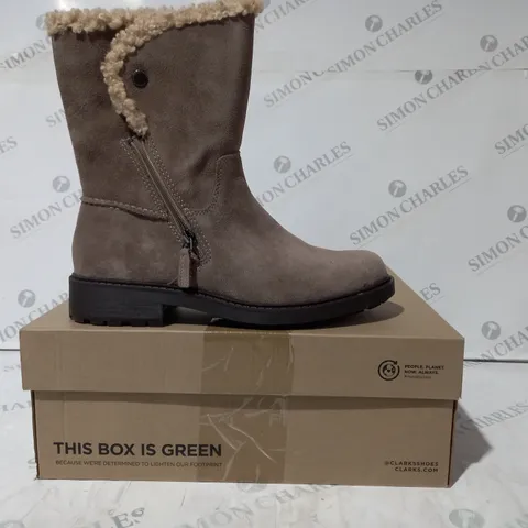 BOXED PAIR OF CLARKS OPAL BOOTS IN PEBBLE UK SIZE 7