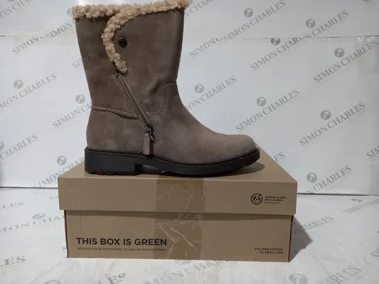 BOXED PAIR OF CLARKS OPAL BOOTS IN PEBBLE UK SIZE 7