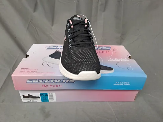 BOXED PAIR OF SKECHERS LITE-FOAM TRAINERS IN BLACK UK SIZE 7