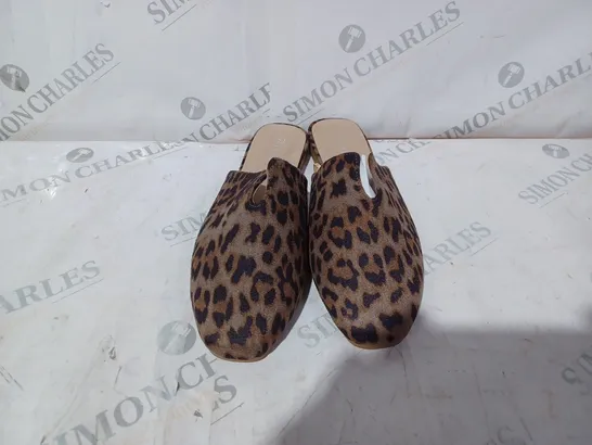 KASARA LEOPARD MULE SHOES IN BROWN SIZE 5