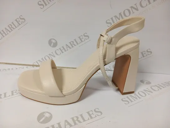 STRADIVARIUS SIZE EU 39