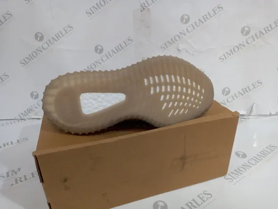 BOXED PAIR OF YEEZY OOST 350 V2 TRAINERS SIZE 6