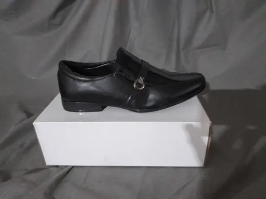 APPROXIMATELY 10 BOXED PAIRS OF BLACK LEATHER LOAFERS TO INCLUDE SIZE 7