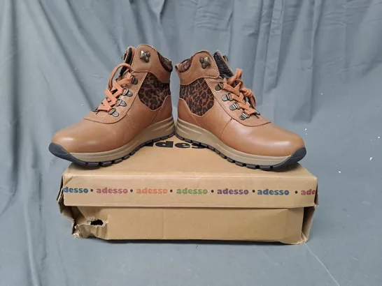 BOXED PAIR OF ADESSO BOOTS IN TAN/ANIMAL PRINT COLOUR SIZE 5