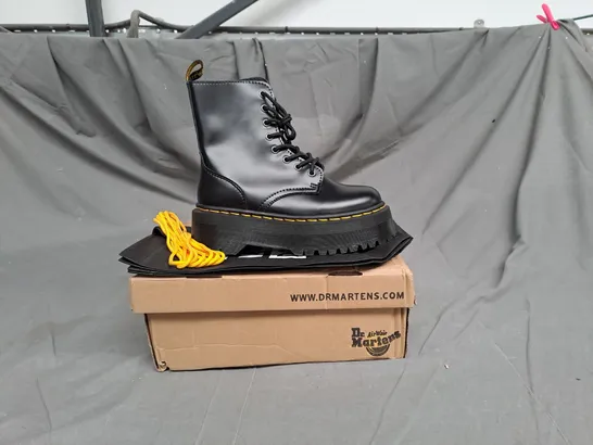 BOXED PAIR OF DR MARTENS CLASSIC BOOTS IN BLACK SIZE 4