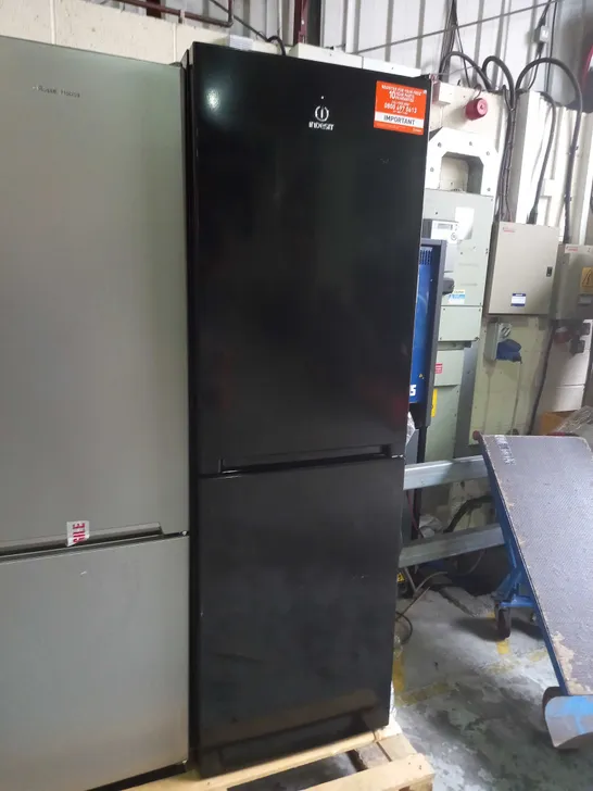 INDESIT FREESTANDING 60/40 BLACK FRIDGE FREEZER 