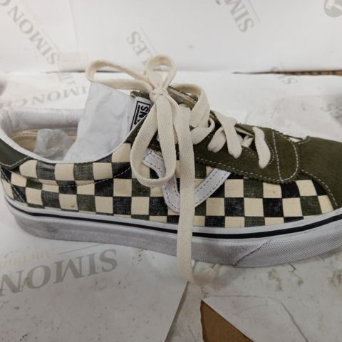 BOXED PAIR OF VANS GREEN/CREAM/BLACK CHEQUERED SHOES - UK 6.5