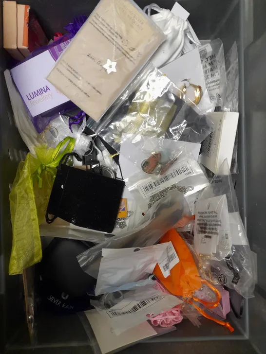 BOX OF APPROXIMATELY 40 ASSORTED JEWELLERY ITEMS TO INCLUDE RINGS, WATCHES, EARRINGS ETC 