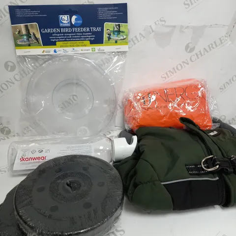 BOX OF APPROXIMATELY 10 ASSORTED ITEMS TO INCLUDE BIRD FEEDING TRAY, DOG COAT, WATER BOTTLE ETC