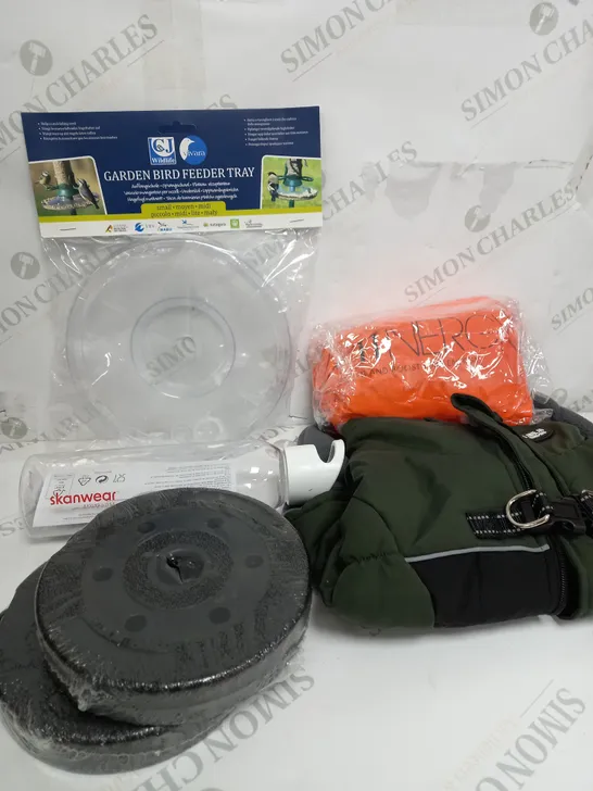 BOX OF APPROXIMATELY 10 ASSORTED ITEMS TO INCLUDE BIRD FEEDING TRAY, DOG COAT, WATER BOTTLE ETC