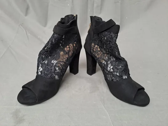 BOXED PAIR OF DESIGNER PEEP TOE HEELED LACE SHOES IN BLACK EU SIZE 39