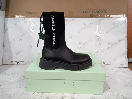 BOXED PAIR OF OFF WHITE SPONGE RUBBER RAINBOOTS IN BLACK UK SIZE 7