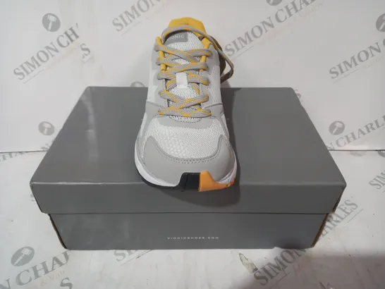 BOXED VIONIC DRIFT TRAINER IN WHITE SIZE 5