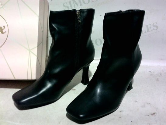 BOXED PAIR OF ESSEX GLAM HEELED BOOTS (BLACK), SIZE 7 UK (40 EU)