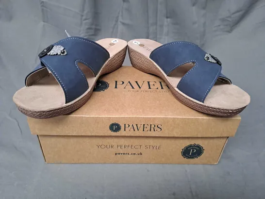 BOXED PAIR OF PAVERS OPEN TOE WEDGE SANDALS IN NAVY SIZE 5